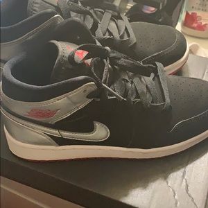 I am selling Air Jordan 1 mid in a size 4y.